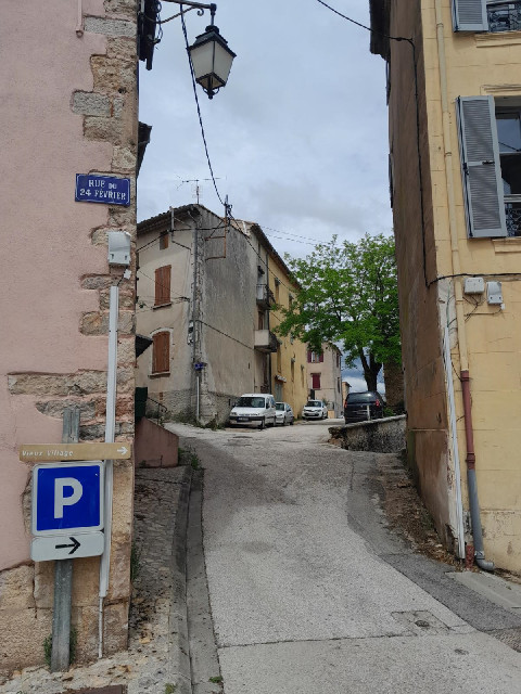 It wouldn't have been possible to take a proper face-on picture of the sign but I was so distracted ...