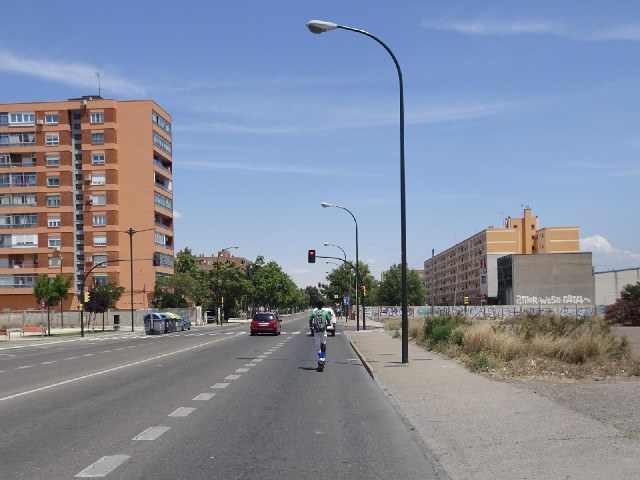 Like quite a lot of roads in Zaragoza, the right lane of this one is designed to be shared by cars, ...