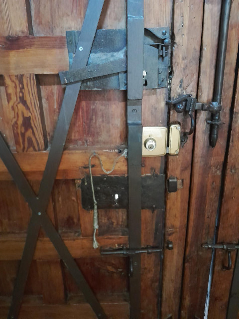 This hotel is not staffed in the mornings so I've got to let myself out. It took me a moment to work...