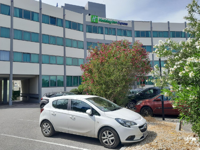 For the second successive night, I'm staying in a Holiday Inn Express. This one is by the airport.