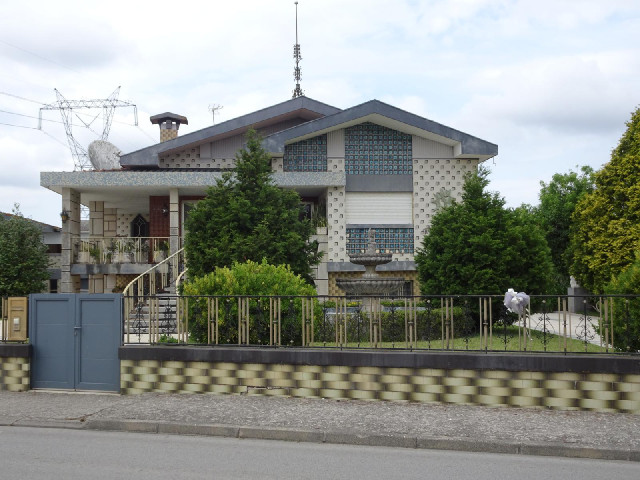 Quite a fancy house. I'm starting to notice that this whole street seems to have been decorated for ...