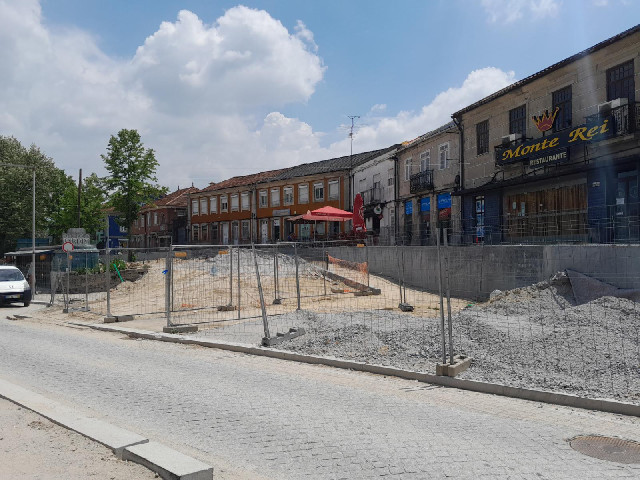 There are some major roadworks going on in Caldelas.