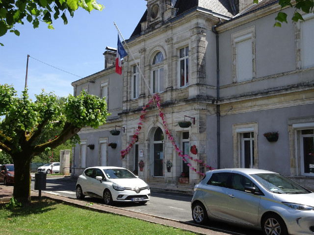 The town hall in my next destination town, Vergt.