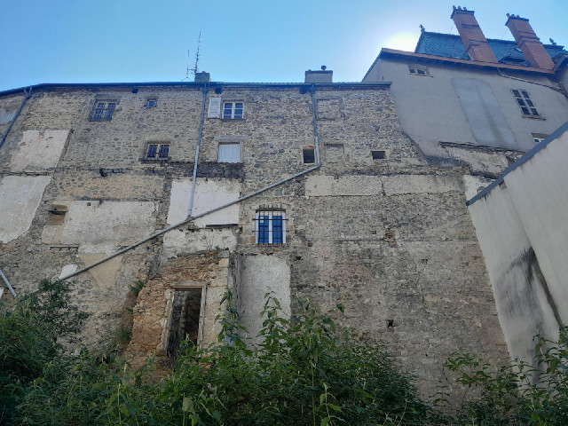 I think the tall building on the right is the back of the Town Hall.