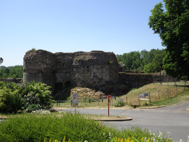 A ruined castle in Montcornet.