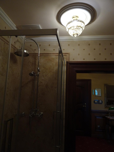 Even the bathroom light fitting is cut-glass.