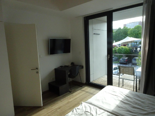 This room seems fine. The reviews said that there wasn't a desk and that there was no separation bet...