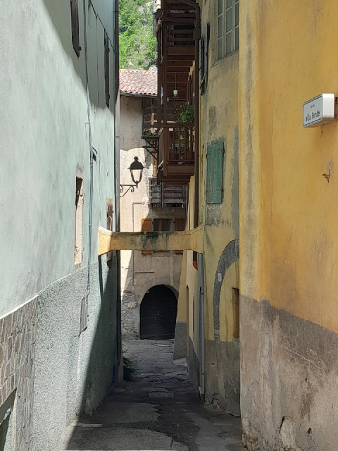 An alleyway.
