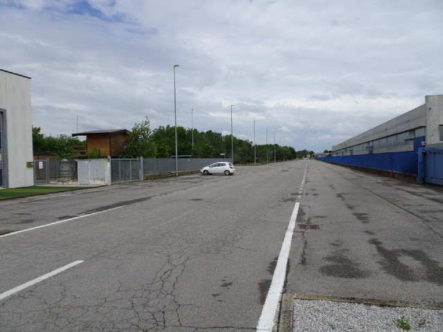 Seen from this angle, the amount of unused space on this road looks even sillier.