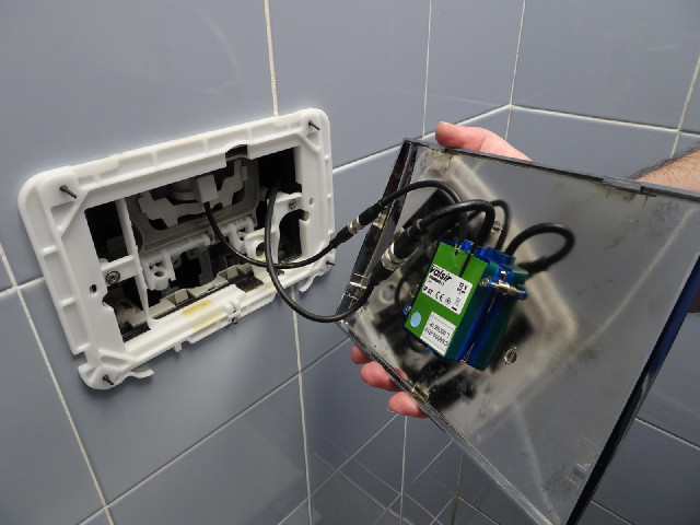 The toilets in the shopping centre are very clean but I couldn't work out how to make them flush. I ...