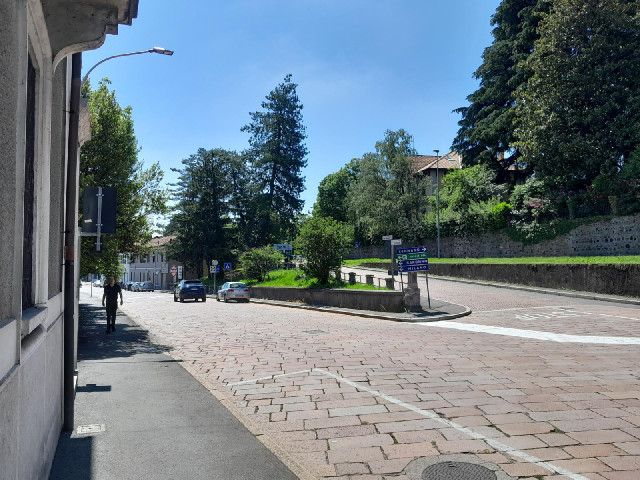 29th of May Road is the right fork.