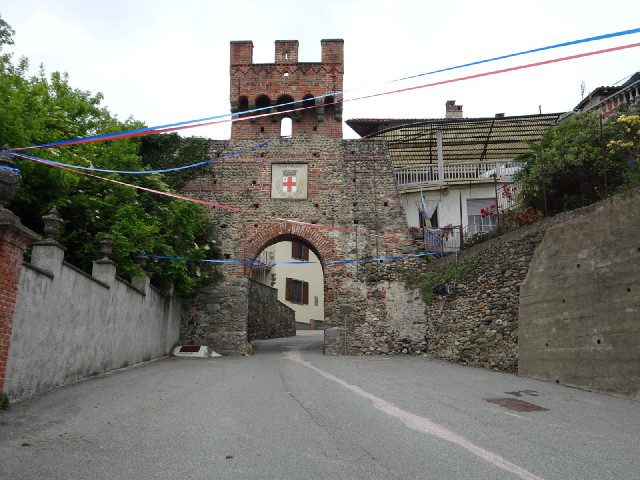 The entrance to the village of Salussola is through this narrow archway on a very steep hill.