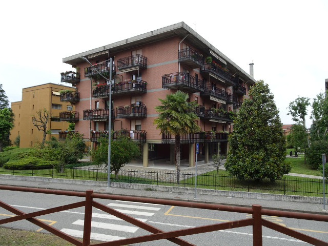 I'm riding along the river's flood defences. Itlooks like the designers of that building didn't trus...