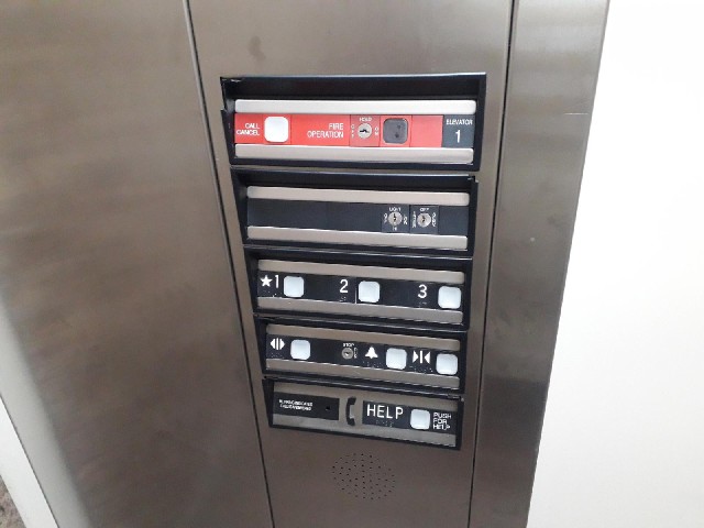For a lift which only goes to three floors, it'sgot a lot of controls.