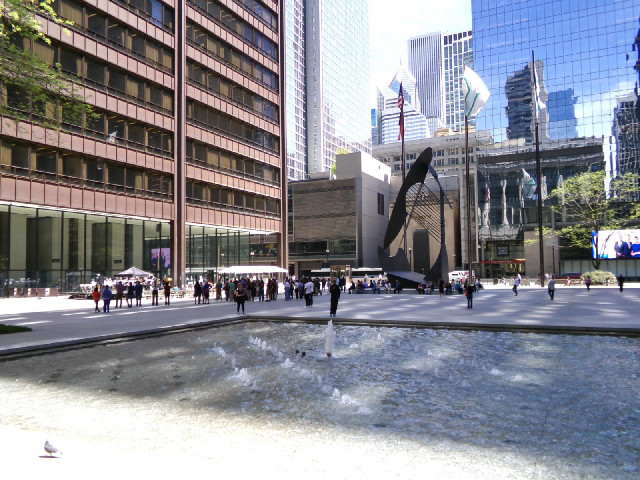 Daley Plaza, incuding fountains and a large sculpture by Picasso.